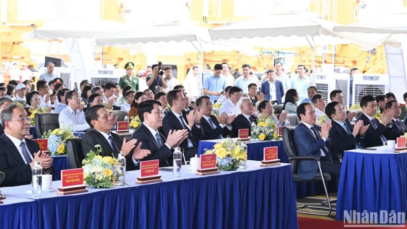 Chủ tịch nước Lương Cường và các đại biểu dự buổi lễ.
