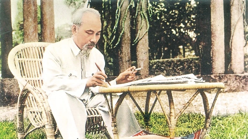 Được sống trong hòa bình, độc lập, hưởng thụ thành quả cách mạng, chúng ta biết ơn vô hạn công lao trời biển của Chủ tịch Hồ Chí Minh.