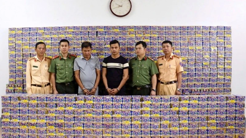 Hai đối tượng bị bắt cùng tang vật. (Ảnh Công an Nghệ An)