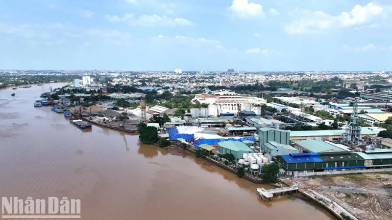 Tốc độ phát triển của các khu công nghiệp chưa đồng bộ với tốc độ đầu tư vào hệ thống xử lý môi trường. (Trong ảnh khu công nghiệp Biên Hòa 1). (Ảnh: THIÊN VƯƠNG)