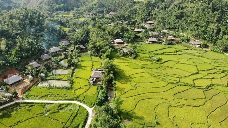 Khung cảnh thơ mộng của Nghĩa Đô. (Ảnh VŨ QUANG)