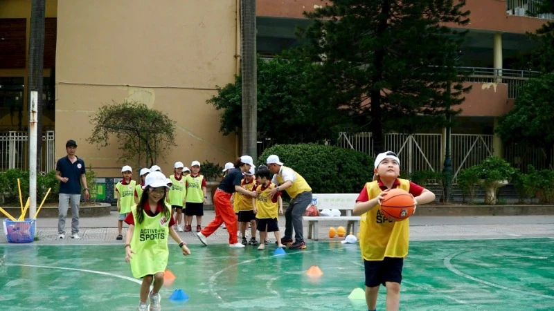 Giờ học thể chất của học sinh Trường tiểu học, trung học cơ sở và trung học phổ thông Thực nghiệm khoa học giáo dục.