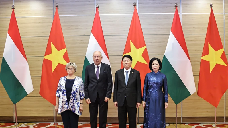 Chủ tịch nước Lương Cường và Phu nhân đã chủ trì chiêu đãi trọng thể Tổng thống Hungary Sulyok Tamas và Phu nhân.