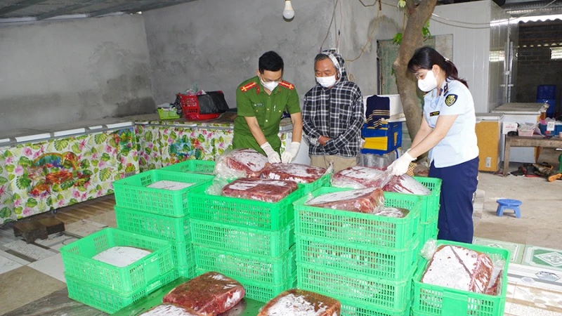  Lực lượng chức năng kiểm tra hộ kinh doanh thực phẩm Lê Hồng Thoanh.