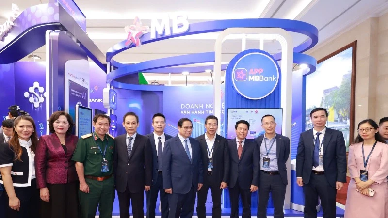 Đại diện MB vinh dự đón Thủ tướng chính phủ và Thống đốc Ngân hàng Nhà nước.