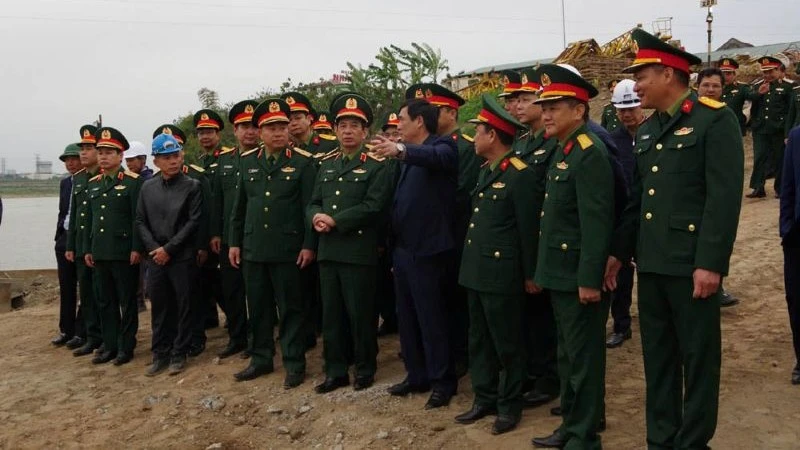 Đại tướng Phan Văn Giang kiểm tra tiến độ xây dựng cầu Phong Châu mới.