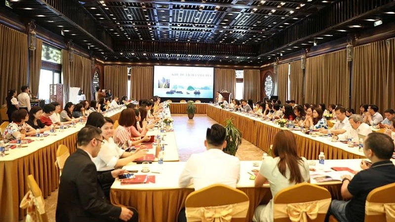 Các đại biểu dự tọa đàm.