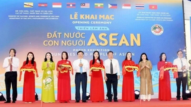 Các đại biểu cắt băng khai mạc triển lãm.