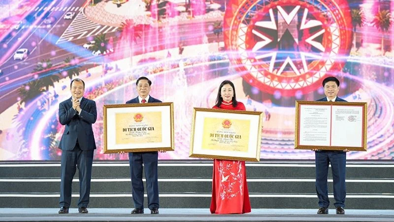 Đồng chí Lê Hải Bình, Thứ trưởng Văn hóa, Thể thao và Du lịch trao các quyết định công nhận 3 Bảo vật quốc gia và 2 Di tích cấp quốc gia cho tỉnh Hà Nam.