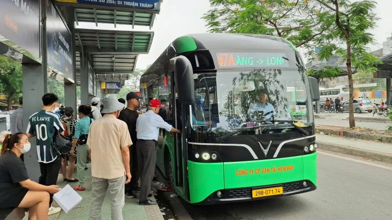 Hành khách ngày càng quan tâm và lựa chọn xe buýt làm phương tiện di chuyển.