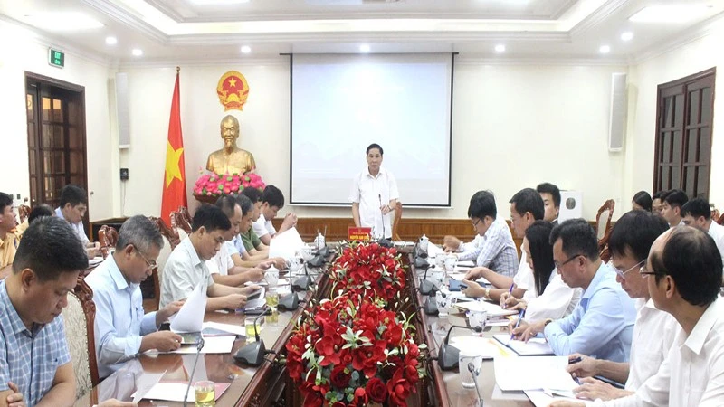Phó Chủ tịch Thường trực Ủy ban nhân dân tỉnh Hà Nam Nguyễn Anh Chức phát biểu kết luận Hội nghị nghe báo cáo công tác cung rước, tôn trí xá lợi Đức Phật tại chùa Tam Chúc.