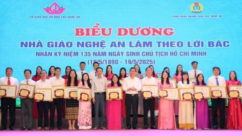 Biểu dương, tặng giấy khen cho các giáo viên tiêu biểu làm theo lời Bác. (Ảnh: MỸ HÀ)