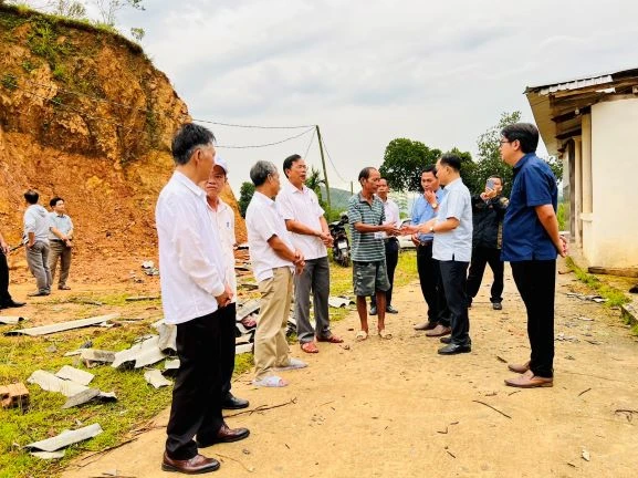 Lãnh đạo UBND huyện A Lưới thăm các hộ dân bị hư hỏng nhà cửa do dông , lốc, sét.