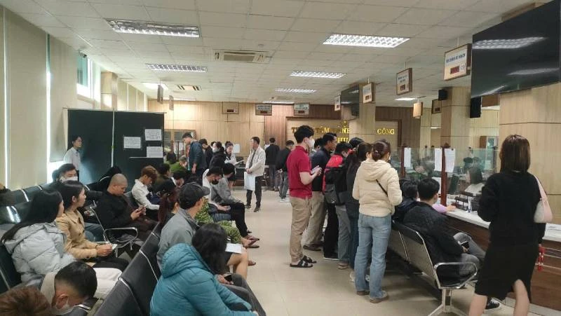 Có tài khoản định danh điện tử mức độ 2, người dân có thể xử lý nhiều dịch vụ hành chính trên môi trường điện tử thay vì xếp hàng, tại các trung tâm hành chính công như thế này.
