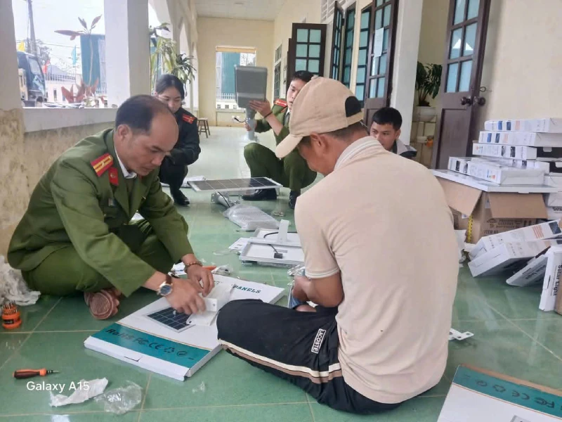 Công an xã Quảng Nhâm cùng dân địa phương thực hiện dự án Thắp sáng bước chân em