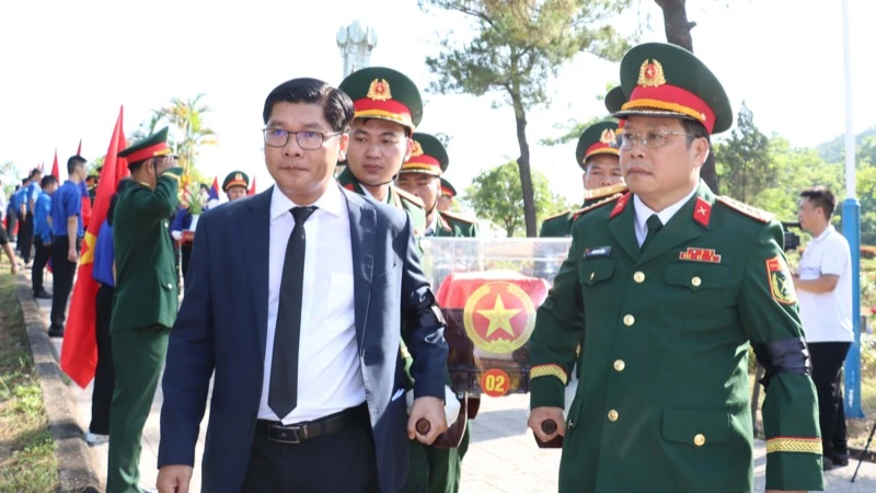 Lãnh đạo địa phương và Quân khu cùng đón, đặt các anh vào lòng đất mẹ.