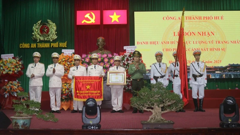 Phòng Cảnh sát hình sự, Công an thành phố Huế được trao tặng danh hiệu Anh hùng Lực lượng vũ trang nhân dân.
