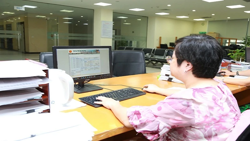 Cán bộ nhân viên Kho bạc Nhà nước làm việc với tinh thần hết việc chứ không hết giờ.
