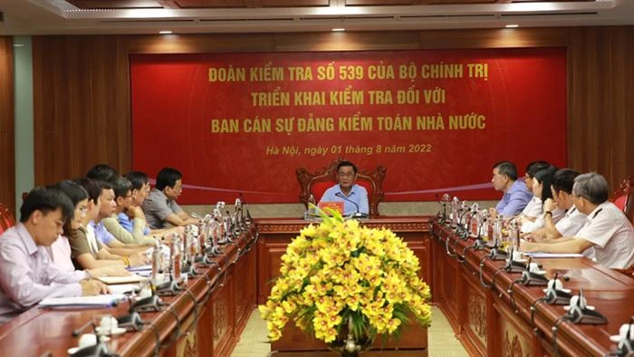 Đồng chí Trần Cẩm Tú, Ủy viên Bộ Chính trị, Bí thư Trung ương Đảng, Chủ nhiệm Ủy ban Kiểm tra Trung ương làm Trưởng đoàn, chủ trì hội nghị. (Ảnh: SAV)