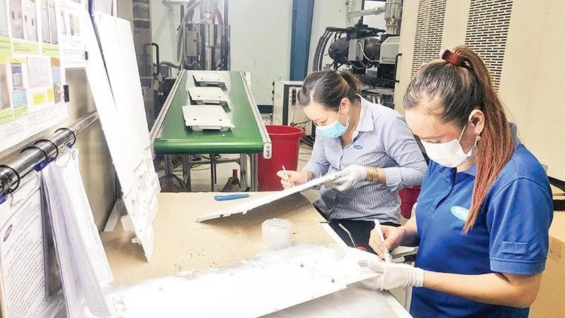 Lao động ở Công ty CNS Amura Precision, Thành phố Hồ Chí Minh (Ảnh minh họa: Phương Vy).