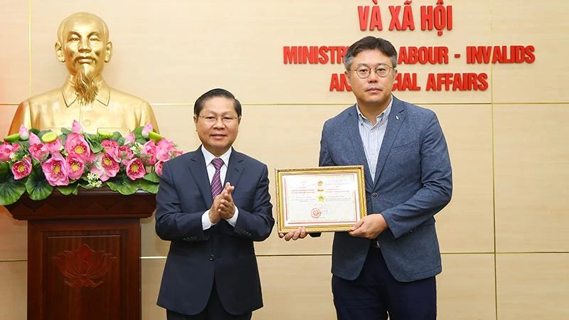Thứ trưởng Lê Tấn Dũng trao Kỷ niệm chương cho ông Kang Byung Joo (Ảnh: Molisa).