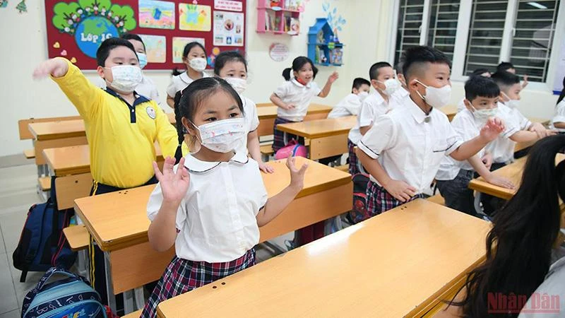 Học sinh lớp 1 tại Hà Nội trở lại trường học vào ngày 6/4/2022 sau đợt nghỉ dịch Covid-19 (Ảnh minh họa: Thành Đạt).