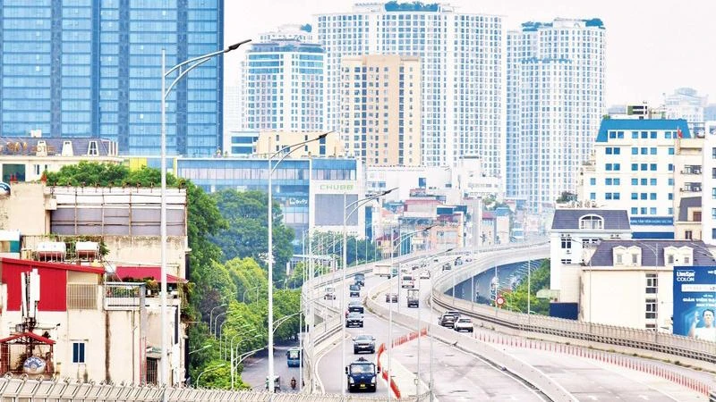 Đường Vành đai 2 (đoạn từ cầu Vĩnh Tuy đến Ngã tư Vọng) sau khi hoàn thành sẽ được kết nối đến đoạn Ngã tư Sở đã được khai thác trước đó, góp phần giảm ùn tắc giao thông cho tuyến đường Trường Chinh, Đại La, Minh Khai. (Ảnh MỸ HÀ)