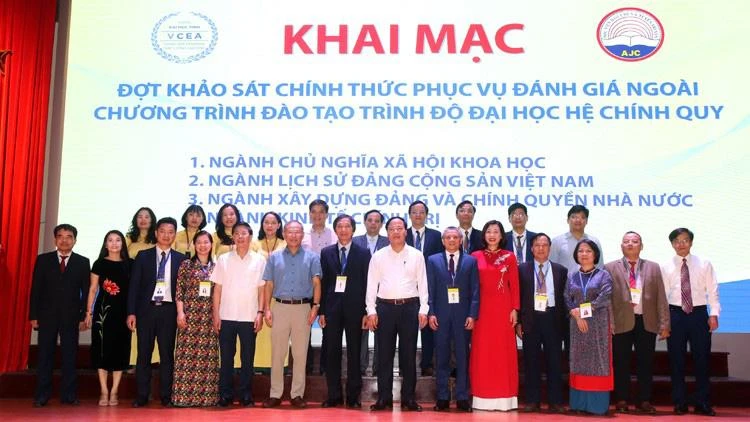 Lãnh đạo Học viện Báo chí và Tuyên truyền cùng các đại biểu tại buổi lễ.
