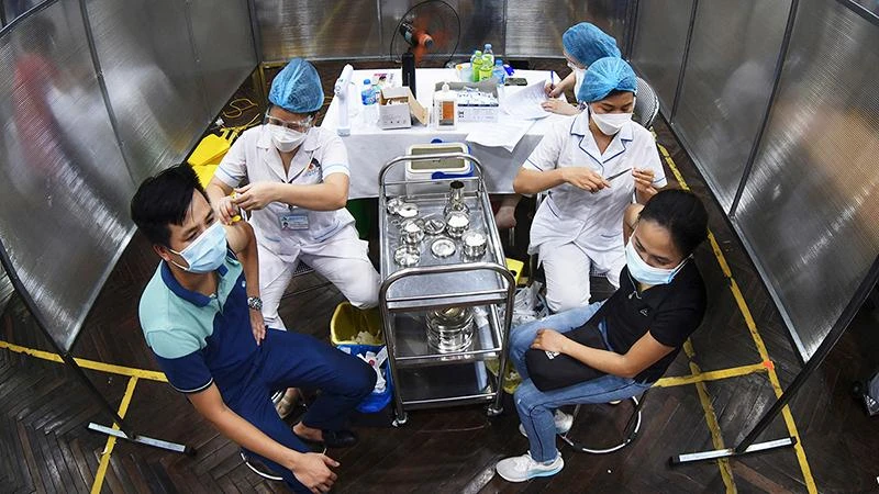 Tiêm vaccine phòng Covid-10 người dân Hà Nội. (Ảnh minh họa: Trần Hải)