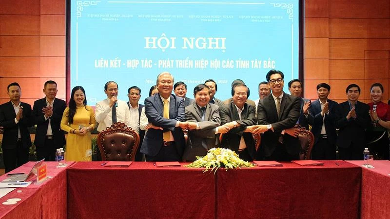 Đại diện hiệp hội doanh nghiệp và du lịch các tỉnh ký kết biên bản ghi nhớ hợp tác.