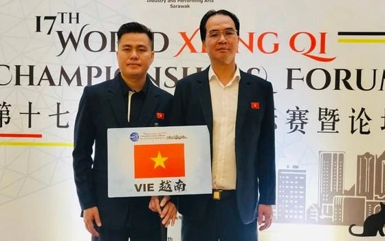 Lại Lý Huynh và Nguyễn Thành Bảo giành huy chương Vàng đồng đội Giải vô địch cờ tướng thế giới 2022. (Ảnh: Sài Gòn giải phóng)