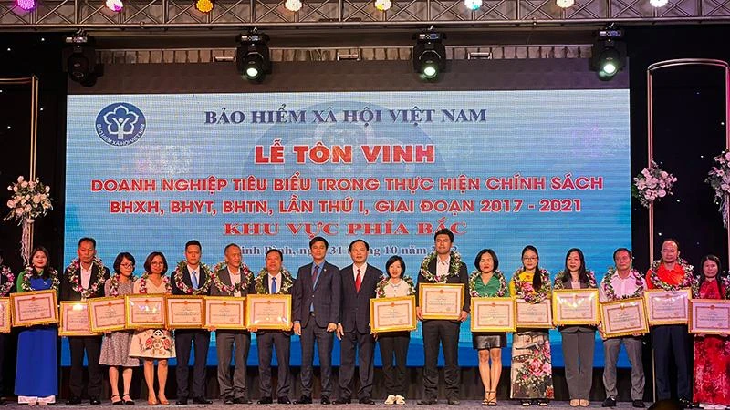 Trao bằng khen cho các doanh nghiệp tiêu biểu trong thực hiện chính sách bảo hiểm xã hội, bảo hiểm y tế, bảo hiểm thất nghiệp.