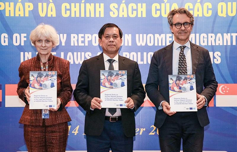Đại diện Bộ Lao động-Thương binh và Xã hội, Văn phòng ILO tại Việt Nam, Phái đoàn Liên minh châu Âu tại Việt Nam cùng công bố Báo cáo. (Ảnh: Molisa).
