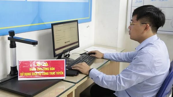 Thí điểm 2 nhóm dịch vụ công liên thông liên quan đến bảo hiểm xã hội, bảo hiểm y tế tại phường Trần Hưng Đạo, Hà Nội. (Ảnh: Tâm Trung)