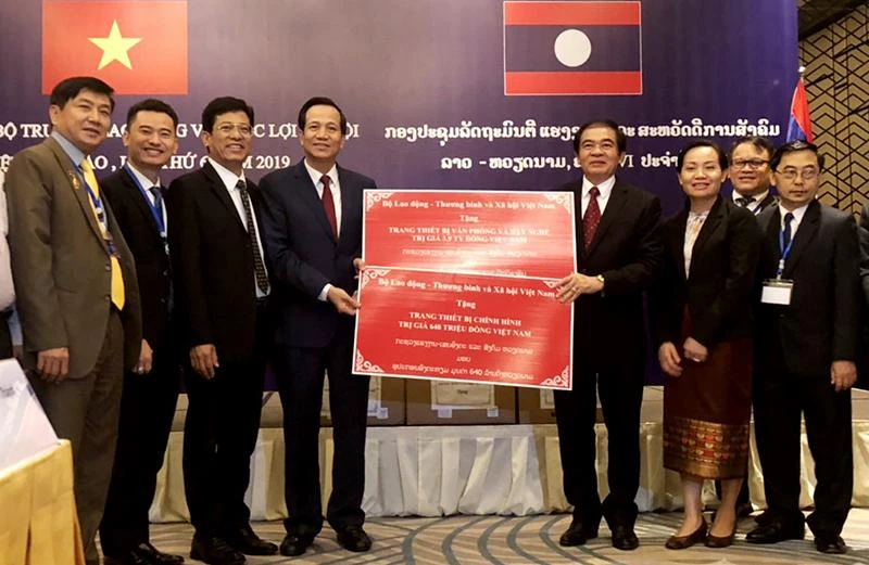 Bộ trưởng Lao động-Thương binh và Xã hội Đào Ngọc Dung trao hỗ trợ trang thiết bị dạy nghề và thiết bị văn phòng cho Bộ Lao động và Phúc lợi xã hội Lào, trao máy móc, trang thiết bị cho Trung tâm Chỉnh hình và Phục hồi chức năng cho thương binh và người khuyết tật 686 của Lào vào tháng 3/2019 (Ảnh: Molisa).