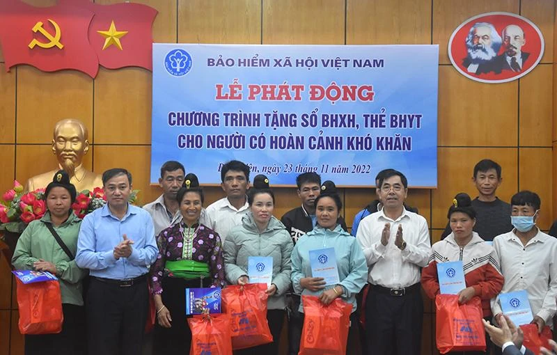 Tặng sổ bảo hiểm xã hội, thẻ bảo hiểm y tế cho người dân có hoàn cảnh khó khăn tại Điện Biên (Ảnh: Bảo hiểm xã hội tỉnh Điện Biên)