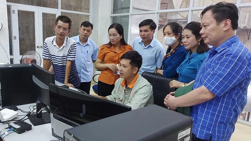 Đoàn Đại biểu Quốc hội tỉnh Bắc Kạn giám sát hoạt động các nhà máy thủy điện trên địa bàn. (Ảnh: Tuấn Sơn)