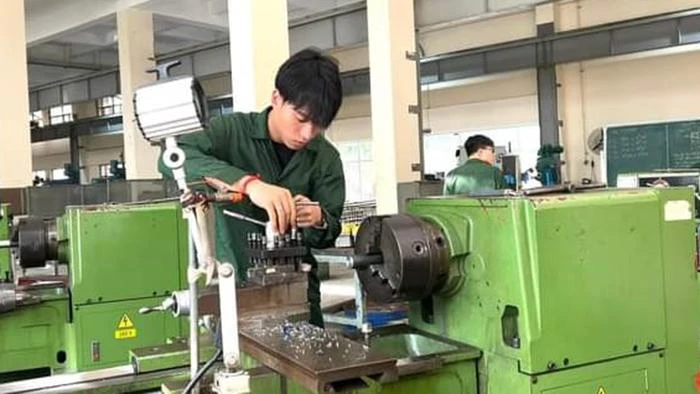 Sinh viên Khoa Cơ khí, Trường Cao đẳng nghề Công nghệ cao Hà Nội. (Ảnh: HHT)