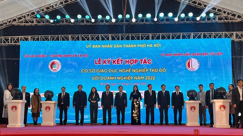 Cơ sở giáo dục nghề nghiệp và doanh nghiệp ký hợp tác tại Hội nghị gắn kết giáo dục nghề nghiệp Thủ đô với thị trường lao động năm 2022. (Ảnh: TRUNG HIẾU)