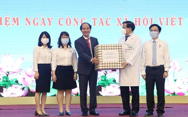 Lãnh đạo Bộ Lao động-Thương binh và Xã hội trao quà cho đối tượng có hoàn cảnh khó khăn ở Bệnh viện Bạch Mai trong kỷ niệm Ngày Công tác xã hội 25/3/2022 (Ảnh: Molisa).