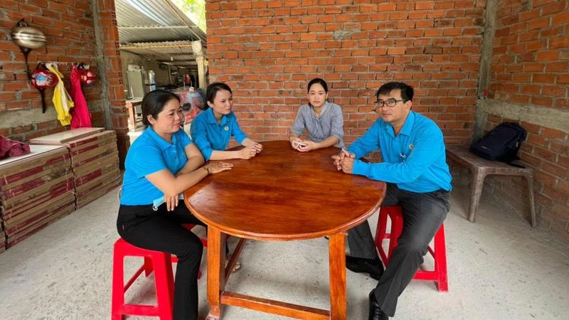 Trao tặng mái ấm Công đoàn cho người lao động ở xã Bình Hòa, huyện Giồng Trôm, Bến Tre. (Ảnh: Hoàng Trung)