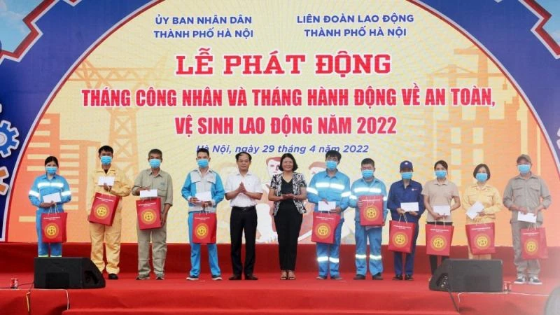 Tặng quà công nhân lao động nhân Tháng Công nhân năm 2022.