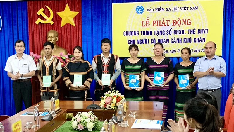 Bảo hiểm xã hội tỉnh Gia Lai trao tặng sổ bảo hiểm xã hội, thẻ bảo hiểm y tế cho người dân khó khăn ngày 23/11/2022. (Ảnh: Hà Ly)