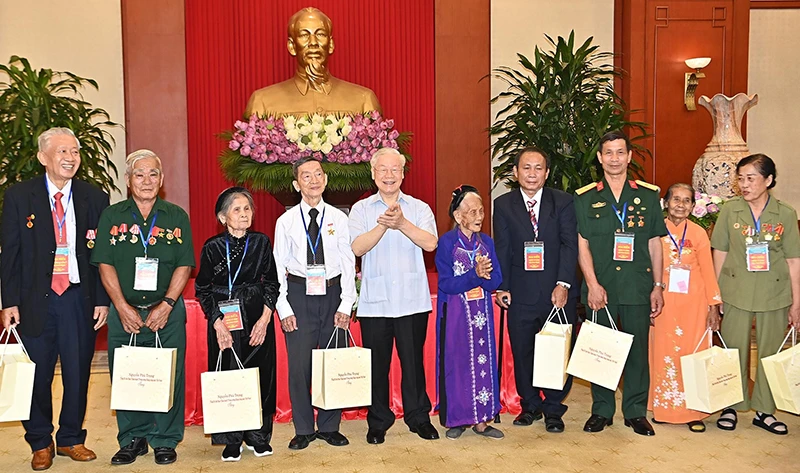 Tổng Bí thư Nguyễn Phú Trọng gặp mặt Đoàn đại biểu người có công với cách mạng tiêu biểu toàn quốc năm 2022 ngày 23/7/2022, tại Hà Nội nhân kỷ niệm 75 năm Ngày Thương binh-Liệt sĩ. (Ảnh: Đăng Khoa)