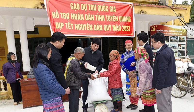 Cấp gạo hỗ trợ Tết Nguyên đán cho người dân tại Tuyên Quang. (Ảnh: GDSR)