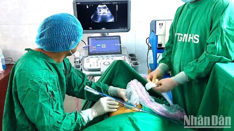 Điều trị ung thư gan bằng sóng cao tần ở Bệnh viện đa khoa vùng Tây Nguyên. (Ảnh: nhandan.vn)