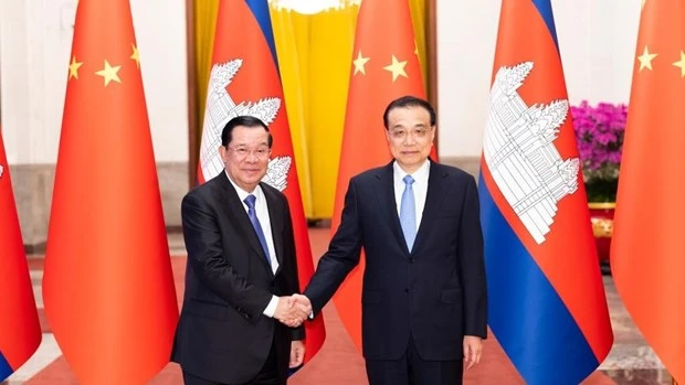 Thủ tướng Trung Quốc Lý Khắc Cường tiếp Thủ tướng Campuchia Samdech Techo Hunsen tại Đại lễ đường Nhân dân ở Bắc Kinh, ngày 10/2/2023. (Ảnh: THX/TTXVN)