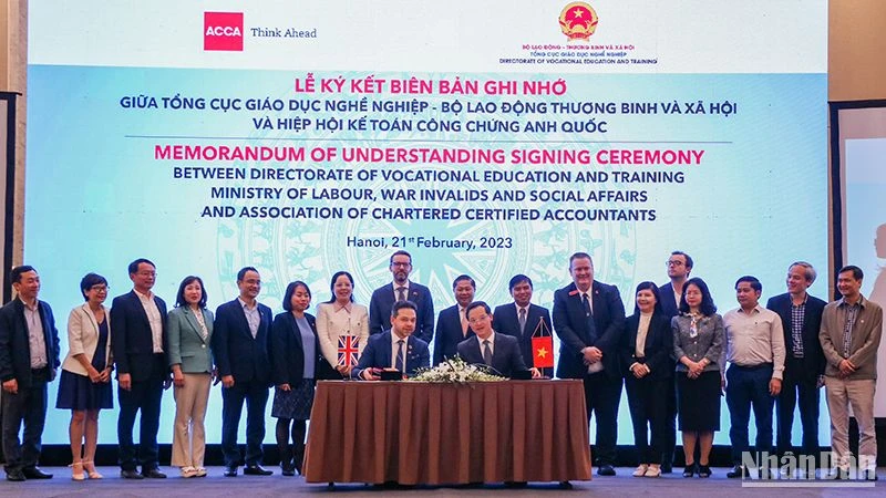 Lễ ký Biên bản ghi nhớ giữa Tổng cục Giáo dục nghề nghiệp và Hiệp hội Kế toán công chứng Anh quốc (ACCA). (Ảnh: Nhật Quang)