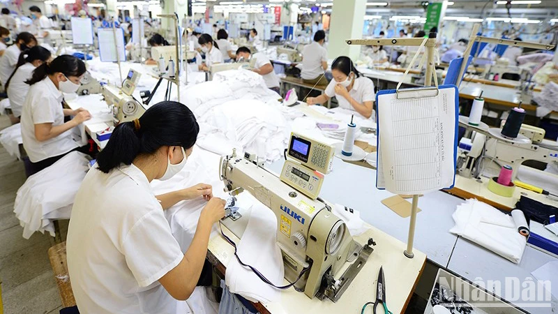 Sản xuất hàng may mặc xuất khẩu tại Tổng công ty May 10. (Ảnh: TRẦN HẢI)