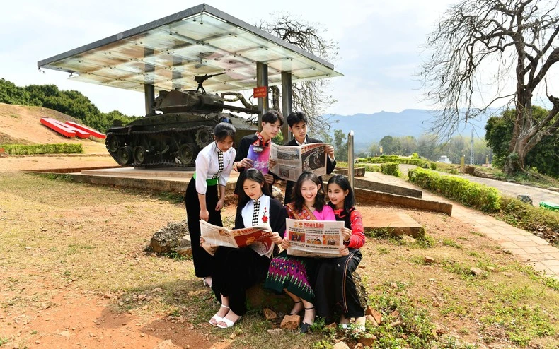 Ðoàn viên, thanh niên tỉnh Ðiện Biên với các ấn phẩm Báo Nhân Dân. (Ảnh ÐĂNG KHOA)